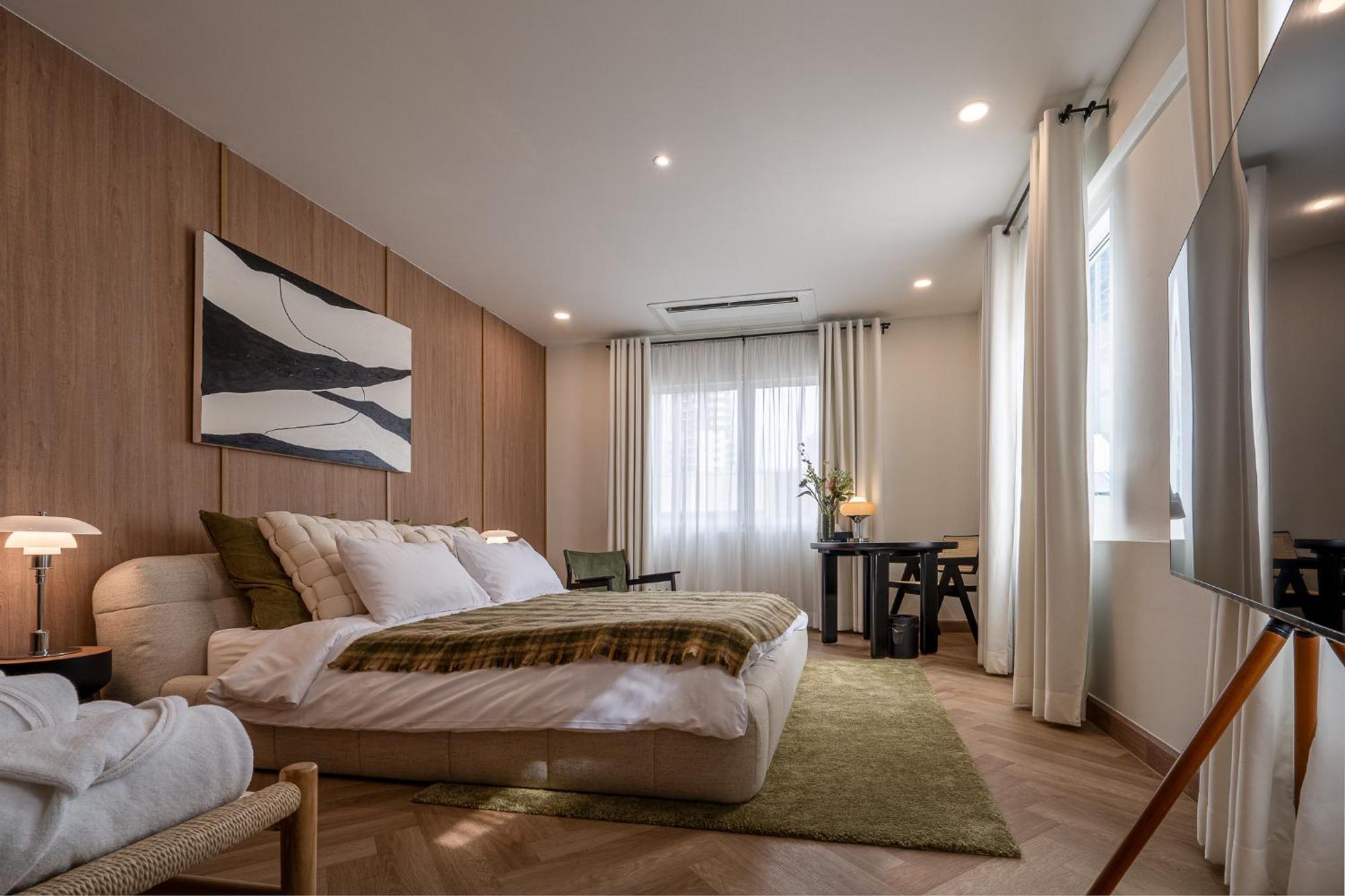 Whole Floor Penthouse, 3 Bedroom 3 Bath, Next To Metro Station Bangkok